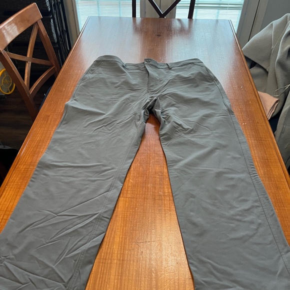 Under Armour Cold Gear Active Wear Golf Pants Size 42x32 - Picture 1 of 8